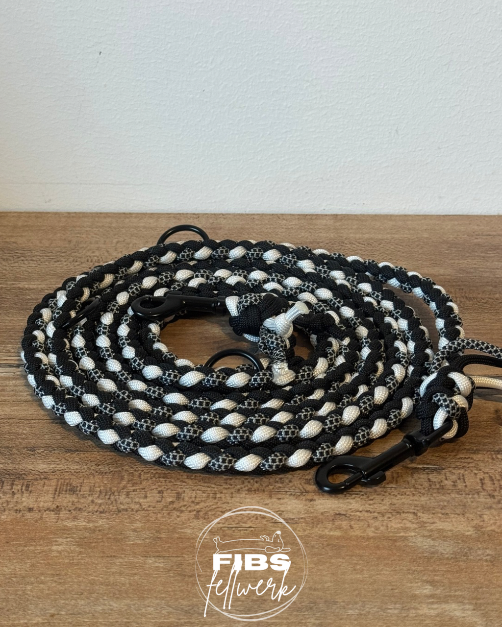 Handgeflochtene Hundeleine in Schwarz/weiß
