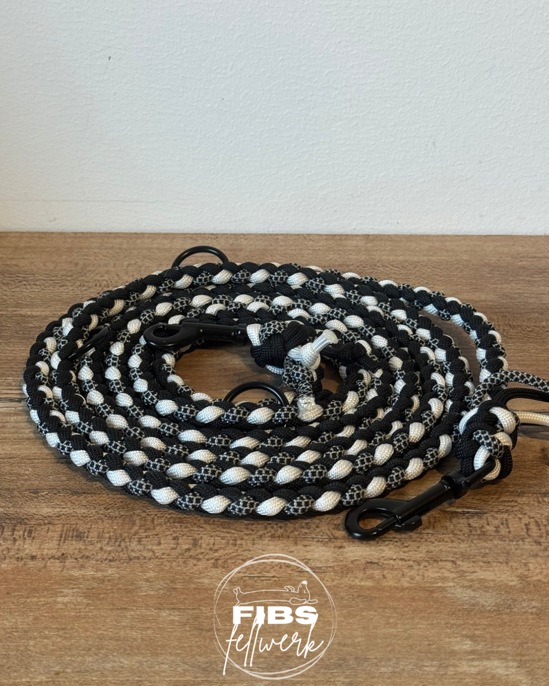 Handgeflochtene Hundeleine in Schwarz/weiß