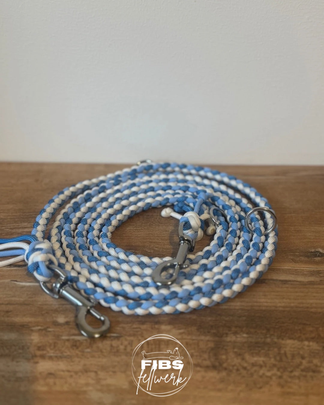 Handgeflochtene Hundeleine in Blau & Weiß